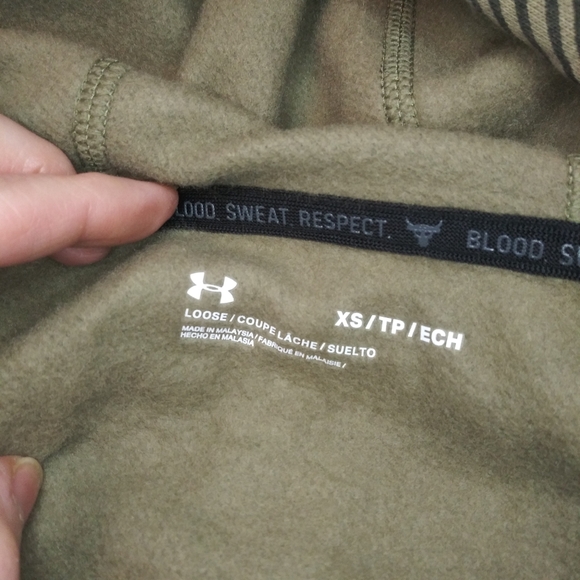 Under Armour Project Rock Olive Green Fatigue-Like Print Cropped Hoodie - Picture 6 of 11